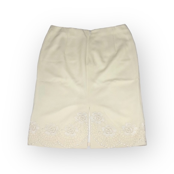 Valentino 𑁍 Rose Lace Wool Pencil Back Slit Knee Length Skirt 𑁍 Winter White 4 - Picture 13 of 16